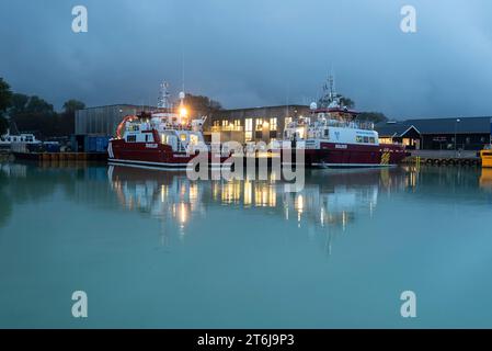 Le M/V Traveller, navire de transfert d'équipage, le M/V Bolder, navire de service pour l'industrie éolienne offshore, Klintholm Havn, île de la mer Baltique de Mön, Danemark Banque D'Images