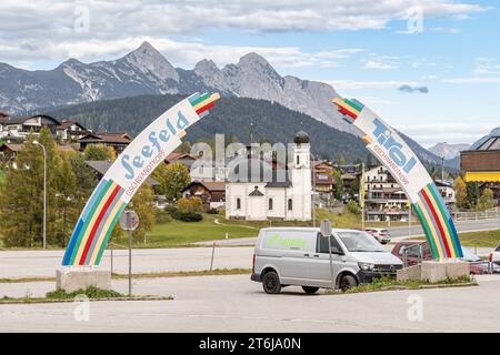 19.10.2023/Seefeld in Tirol, Österreich/Bild : Blick vom Gschwandtkopf zur Seekirche Heiliges Kreuz, Seekirchl, Heiligkreuzkirche/Bogen, Torbogen als Regenbogen *** 19 10 2023 Seefeld in Tirol, Autriche image vue du Gschwandtkopf au Seekirche crédit en direct, Heiligreuzirche, Heiligreuzirche, Heiligreuz, Heiligreuzway Imager, Heiliga Heigreuz Banque D'Images