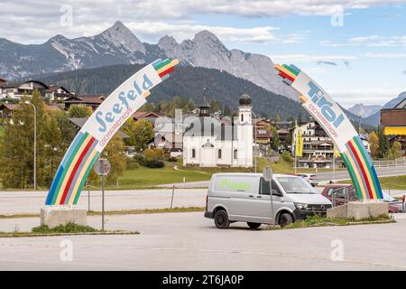 19.10.2023/Seefeld in Tirol, Österreich/Bild : Blick vom Gschwandtkopf zur Seekirche Heiliges Kreuz, Seekirchl, Heiligkreuzkirche/Bogen, Torbogen als Regenbogen *** 19 10 2023 Seefeld in Tirol, Autriche image vue du Gschwandtkopf au Seekirche crédit en direct, Heiligreuzirche, Heiligreuzirche, Heiligreuz, Heiligreuzway Imager, Heiliga Heigreuz Banque D'Images