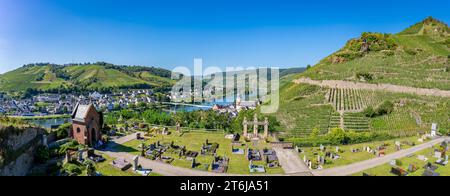 Panorama de Zell an der Mosel, ville avec une longue histoire de viticulture à la boucle pittoresque de la Moselle à Zeller Hamm et le célèbre vin 'Zeller Schwarze Katz', Banque D'Images