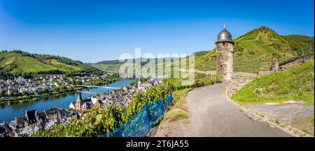 Panorama de Zell an der Mosel, ville avec une longue histoire de viticulture à la boucle pittoresque de la Moselle à Zeller Hamm et le célèbre vin 'Zeller Schwarze Katz', Banque D'Images