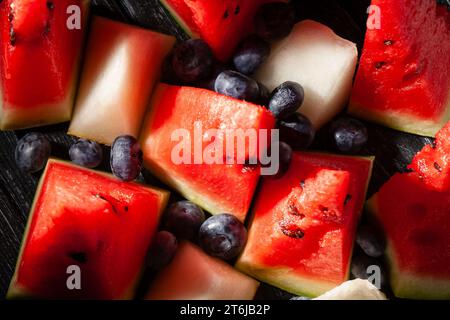 bleuet tranches de melon d'eau sur fond de bois Banque D'Images