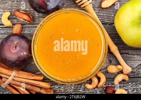 bol de miel sur fond de bois Banque D'Images