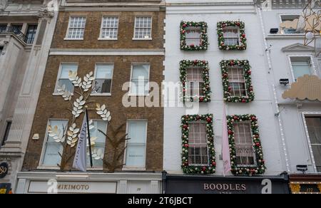 Londres, Royaume-Uni. 10 novembre 2023. Décorations de Noël à l'extérieur du magasin Boodles à New Bond Street. Banque D'Images