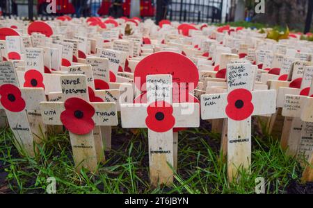 Londres, Royaume-Uni. 10 novembre 2023. Des milliers de coquelicots rouges, de croix et de symboles d'autres confessions, rendant hommage aux membres des forces armées qui sont morts au service de leur pays, ont été plantés au champ du souvenir, à l'extérieur de l'abbaye de Westminster, avant le jour de l'armistice. Crédit : Vuk Valcic/Alamy Live News Banque D'Images