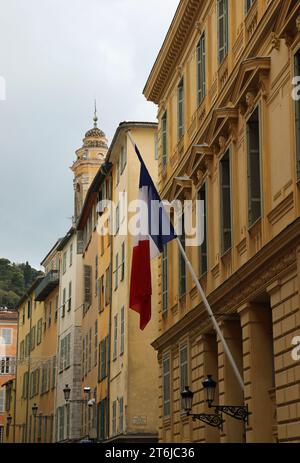 Drapeau français flottant à l'extérieur de la Palais de la Préfecture à Nice Banque D'Images