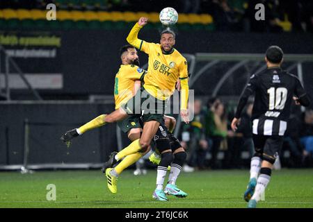 SITTARD - (de gauche à droite) Dimitrios Siovas de Fortuna Sittard, Mario Engels d'Heracles Almelo, Loreintz Rosier de Fortuna Sittard lors du match néerlandais d'Eredivisie entre Fortuna Sittard et Heracles Almelo au Fortuna Sittard Stadium le 10 novembre 2023 à Sittard, aux pays-Bas. ANP GERRIT VAN COLOGNE Banque D'Images
