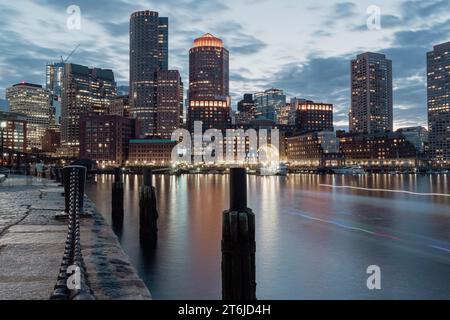Longue exposition du port de Boston en soirée Banque D'Images