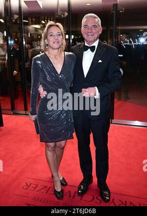 Stuttgart, Allemagne. 10 novembre 2023. Thomas Strobl (à droite, CDU), ministre de l'intérieur du Bade-Württemberg, assiste au bal de presse d'État à la Liederhalle avec son épouse Christine. Crédit : Bernd Weißbrod/dpa/Alamy Live News Banque D'Images