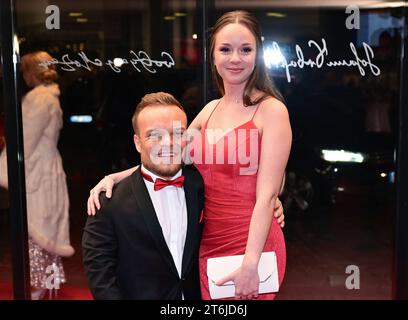 Stuttgart, Allemagne. 10 novembre 2023. Le shot-putter Niko Kappel (l) vient au bal de presse de l'État dans la Liederhalle avec Leonie Bechtold. Crédit : Bernd Weißbrod/dpa/Alamy Live News Banque D'Images