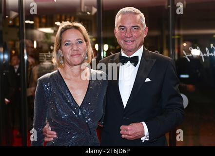 Stuttgart, Allemagne. 10 novembre 2023. Thomas Strobl (à droite, CDU), ministre de l'intérieur du Bade-Württemberg, assiste au bal de presse d'État à la Liederhalle avec son épouse Christine. Crédit : Bernd Weißbrod/dpa/Alamy Live News Banque D'Images