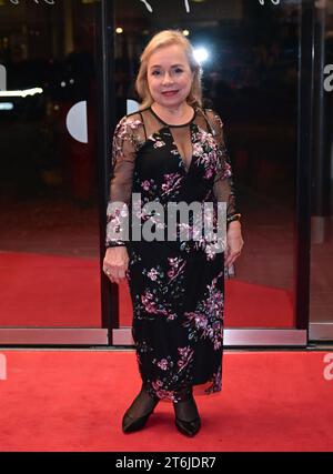 Stuttgart, Allemagne. 10 novembre 2023. L'actrice Christine Urspruch vient au bal de presse d'État dans la Liederhalle. Crédit : Bernd Weißbrod/dpa/Alamy Live News Banque D'Images