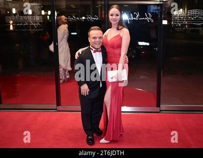 Stuttgart, Allemagne. 10 novembre 2023. Le shot-putter Niko Kappel (l) vient au bal de presse de l'État dans la Liederhalle avec Leonie Bechtold. Crédit : Bernd Weißbrod/dpa/Alamy Live News Banque D'Images
