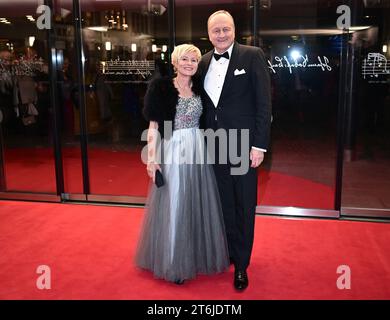 Stuttgart, Allemagne. 10 novembre 2023. Joachim Rukwied, président de l'Association des agriculteurs, assiste au bal de presse d'État avec sa femme Katrin dans la Liederhalle. Crédit : Bernd Weißbrod/dpa/Alamy Live News Banque D'Images