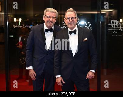 Stuttgart, Allemagne. 10 novembre 2023. Le président de l'employeur Stefan Wolf (l) assiste au bal de presse d'État à la Liederhalle avec son mari Kevine Tarte. Crédit : Bernd Weißbrod/dpa/Alamy Live News Banque D'Images