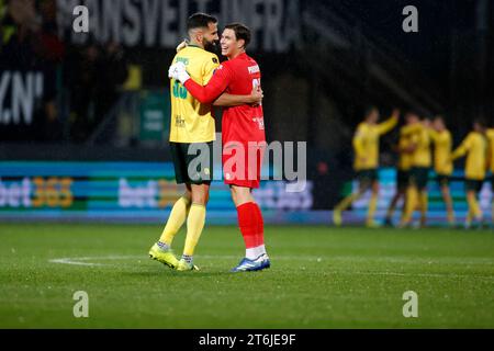 SITTARD, PAYS-BAS - 10 NOVEMBRE : Dimitrios Siovas de Fortuna Sittard et Ivor Pandur de Fortuna Sittard célèbrent leur victoire après avoir marqué le 4-0 pour Fortuna Sittard lors du match néerlandais d'Eredivisie entre Fortuna Sittard et Heracles Almelo au Fortuna Sittard Stadion le 10 novembre 2023 à Sittard, aux pays-Bas. (Photo Orange Pictures) crédit : Orange pics BV/Alamy Live News Banque D'Images