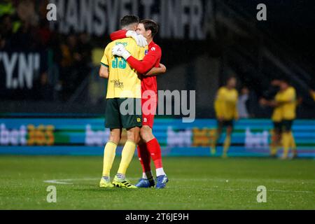 SITTARD, PAYS-BAS - 10 NOVEMBRE : Dimitrios Siovas de Fortuna Sittard et Ivor Pandur de Fortuna Sittard célèbrent leur victoire après avoir marqué le 4-0 pour Fortuna Sittard lors du match néerlandais d'Eredivisie entre Fortuna Sittard et Heracles Almelo au Fortuna Sittard Stadion le 10 novembre 2023 à Sittard, aux pays-Bas. (Photo Orange Pictures) crédit : Orange pics BV/Alamy Live News Banque D'Images