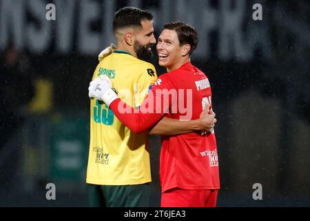 SITTARD, PAYS-BAS - 10 NOVEMBRE : Dimitrios Siovas de Fortuna Sittard et Ivor Pandur de Fortuna Sittard célèbrent leur victoire après avoir marqué le 4-0 pour Fortuna Sittard lors du match néerlandais d'Eredivisie entre Fortuna Sittard et Heracles Almelo au Fortuna Sittard Stadion le 10 novembre 2023 à Sittard, aux pays-Bas. (Photo Orange Pictures) crédit : Orange pics BV/Alamy Live News Banque D'Images