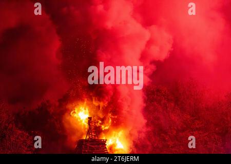 Un feu de joie allumé avec un panache de fumée incandescent, la nuit de feu de joie à Lewes, Sussex Banque D'Images