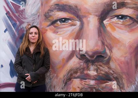 Murale dédiée à Julian Assange. Il a été dévoilé aujourd’hui, 10 novembre 2023, dans le quartier Scampia de Naples, par Stella Morris, épouse et ancienne avocate du journaliste et activiste australien, fondateur du site Wikileaks, emprisonné au Royaume-Uni depuis 2019 pour espionnage pour avoir révélé des documents secrets américains. Banque D'Images