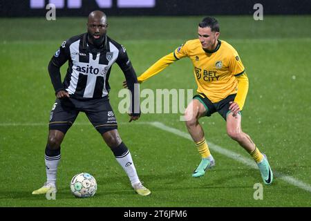 SITTARD - (de gauche à droite) JETRO Willems d'Heracles Almelo, Dimitrios Siovas de Fortuna Sittard lors du match néerlandais d'Eredivisie entre Fortuna Sittard et Heracles Almelo au Fortuna Sittard Stadium le 10 novembre 2023 à Sittard, pays-Bas. ANP GERRIT VAN COLOGNE Banque D'Images