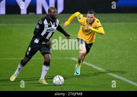 SITTARD - (de gauche à droite) JETRO Willems d'Heracles Almelo, Dimitrios Siovas de Fortuna Sittard lors du match néerlandais d'Eredivisie entre Fortuna Sittard et Heracles Almelo au Fortuna Sittard Stadium le 10 novembre 2023 à Sittard, pays-Bas. ANP GERRIT VAN COLOGNE Banque D'Images