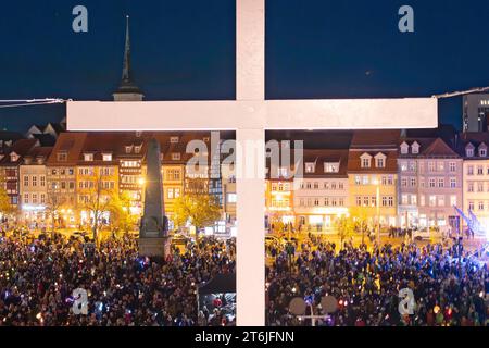 Tausende Menschen schwenken ihr Laternen waehrend einer Martini-Feier am 10.11.2023 à Erfurt. Seit Jahrzehnten vereint die oekumenische Martinsfeier tausende Menschen auf dem Erfurter Domplatz. 1972 zum ersten mal. SIE Gilt sowohl dem Stadtpatron, dem heiligen Martin von Tours als auch Martin Luther, der eng mit Erfurt verbunden ist. Des milliers de personnes agitent leurs lanternes lors d'une célébration de Martini à Erfurt, en Allemagne, le 10 novembre 2023. Pendant des décennies, le Saint œcuménique La célébration de Martin a réuni des milliers de personnes sur la place de la cathédrale d Erfurt. 1972 pour la première fois. Il appl Banque D'Images