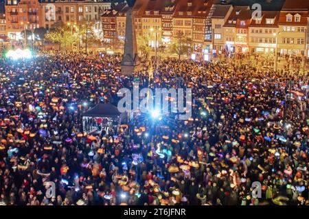 Tausende Menschen schwenken ihr Laternen waehrend einer Martini-Feier am 10.11.2023 à Erfurt. Seit Jahrzehnten vereint die oekumenische Martinsfeier tausende Menschen auf dem Erfurter Domplatz. 1972 zum ersten mal. SIE Gilt sowohl dem Stadtpatron, dem heiligen Martin von Tours als auch Martin Luther, der eng mit Erfurt verbunden ist. Des milliers de personnes agitent leurs lanternes lors d'une célébration de Martini à Erfurt, en Allemagne, le 10 novembre 2023. Pendant des décennies, le Saint œcuménique La célébration de Martin a réuni des milliers de personnes sur la place de la cathédrale d Erfurt. 1972 pour la première fois. Il appl Banque D'Images