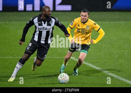SITTARD - (de gauche à droite) JETRO Willems d'Heracles Almelo, Dimitrios Siovas de Fortuna Sittard lors du match néerlandais d'Eredivisie entre Fortuna Sittard et Heracles Almelo au Fortuna Sittard Stadium le 10 novembre 2023 à Sittard, pays-Bas. ANP GERRIT VAN COLOGNE Banque D'Images