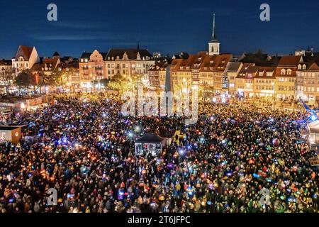 Tausende Menschen schwenken ihr Laternen waehrend einer Martini-Feier am 10.11.2023 à Erfurt. Seit Jahrzehnten vereint die oekumenische Martinsfeier tausende Menschen auf dem Erfurter Domplatz. 1972 zum ersten mal. SIE Gilt sowohl dem Stadtpatron, dem heiligen Martin von Tours als auch Martin Luther, der eng mit Erfurt verbunden ist. Des milliers de personnes agitent leurs lanternes lors d'une célébration de Martini à Erfurt, en Allemagne, le 10 novembre 2023. Pendant des décennies, le Saint œcuménique La célébration de Martin a réuni des milliers de personnes sur la place de la cathédrale d Erfurt. 1972 pour la première fois. Il appl Banque D'Images