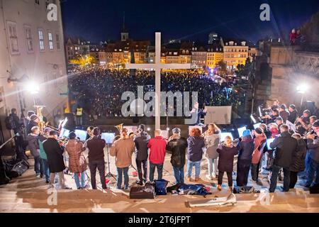 Musiker leiten mit ihren Posaunen den Gottesdienst ein und tausende Menschen schwenken ihr Laternen waehrend einer Martini-Feier am 10.11.2023 in Erfurt. Seit Jahrzehnten vereint die oekumenische Martinsfeier tausende Menschen auf dem Erfurter Domplatz. 1972 zum ersten mal. SIE Gilt sowohl dem Stadtpatron, dem heiligen Martin von Tours als auch Martin Luther, der eng mit Erfurt verbunden ist. Les musiciens introduisent le service avec leurs trompettes et des milliers de personnes agitent leurs lanternes lors d’une célébration Martini le 10 novembre 2023 à Erfurt. Pendant des décennies, le Saint œcuménique Martin s cele Banque D'Images