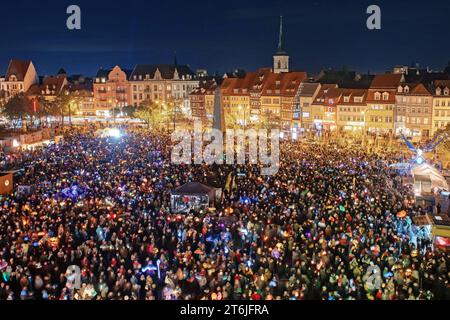 Tausende Menschen schwenken ihr Laternen waehrend einer Martini-Feier am 10.11.2023 à Erfurt. Seit Jahrzehnten vereint die oekumenische Martinsfeier tausende Menschen auf dem Erfurter Domplatz. 1972 zum ersten mal. SIE Gilt sowohl dem Stadtpatron, dem heiligen Martin von Tours als auch Martin Luther, der eng mit Erfurt verbunden ist. Des milliers de personnes agitent leurs lanternes lors d'une célébration de Martini à Erfurt, en Allemagne, le 10 novembre 2023. Pendant des décennies, le Saint œcuménique La célébration de Martin a réuni des milliers de personnes sur la place de la cathédrale d Erfurt. 1972 pour la première fois. Il appl Banque D'Images