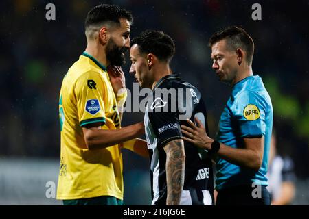 SITTARD, PAYS-BAS - NOVEMBRE 10 : Dimitrios Siovas de Fortuna Sittard discute avec l'arbitre Allard Lindhout lors du match néerlandais d'Eredivisie entre Fortuna Sittard et Heracles Almelo au Fortuna Sittard Stadion le 10 novembre 2023 à Sittard, pays-Bas. (Photo Orange Pictures) crédit : Orange pics BV/Alamy Live News Banque D'Images