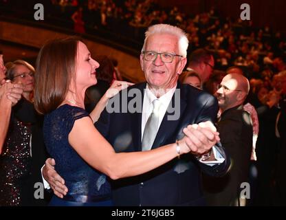 Stuttgart, Allemagne. 10 novembre 2023. Winfried Kretschmann (r, Bündnis 90/Die Grünen), ministre-président du Bade-Württemberg, danse la première danse avec la journaliste Annika Grah lors du bal de presse d'État à la Liederhalle à Stuttgart. Crédit : Bernd Weißbrod/dpa/Alamy Live News Banque D'Images