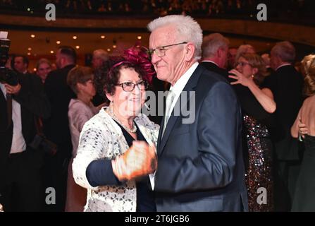 Stuttgart, Allemagne. 10 novembre 2023. Winfried Kretschmann (r, Alliance 90/les Verts), ministre-président du Bade-Württemberg, danse avec son épouse Gerlinde au bal de presse d'État à la Liederhalle de Stuttgart. Crédit : Bernd Weißbrod/dpa/Alamy Live News Banque D'Images