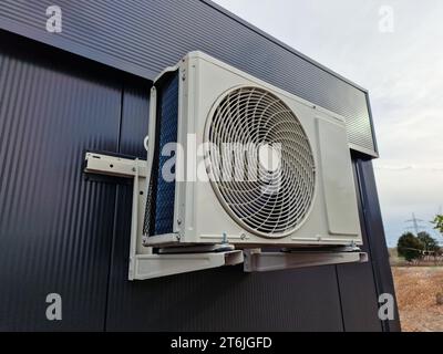 Climatiseur et pompe à chaleur. Unité du système HVAC divisée Banque D'Images