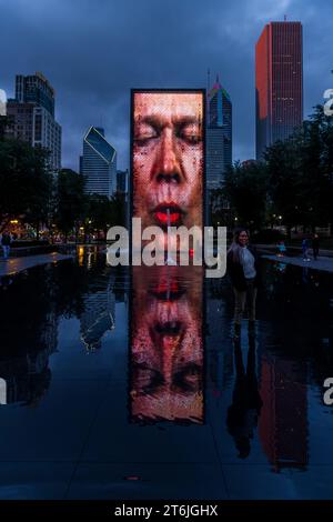 La Fontaine de la Couronne est une sculpture publique de 2 50 pieds. Tours LED & une piscine réfléchissante, par l'artiste catalan Jaume Plensa à Chicago, États-Unis Banque D'Images