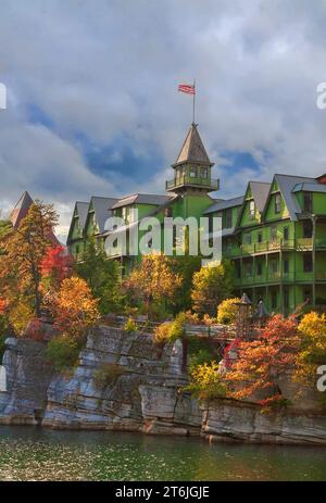 Couleurs d'automne sur Mohonk Lake, au Mohonk Mountain House Resort à New Paltz, Upstate de New York. Banque D'Images