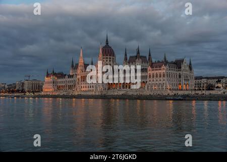 Le majestueux bâtiment du Parlement hongrois se dresse sur un décor époustouflant de nuages sombres Banque D'Images