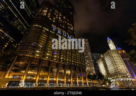 Trump Tower et Wrigley Building la nuit. Chicago, États-Unis Banque D'Images