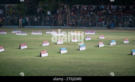 Rajkot, Inde. 10 novembre 2023. Au Madhavrao Scindia Cricket Ground, des pétards ont été gardés pour éclater en vue rapprochée. Crédit : Nasirkhan Davi/Alamy Live News Banque D'Images