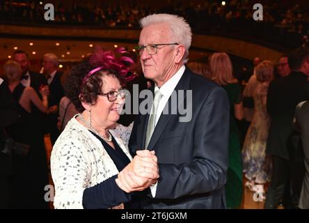 Stuttgart, Allemagne. 10 novembre 2023. Winfried Kretschmann (r, Alliance 90/les Verts), ministre-président du Bade-Württemberg, danse avec son épouse Gerlinde au bal de presse d'État à la Liederhalle de Stuttgart. Crédit : Bernd Weißbrod/dpa/Alamy Live News Banque D'Images