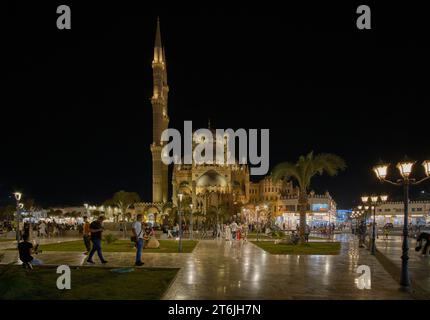 La mosquée Al Sahaba à Sharm El Sheikh, en Égypte, fusionne des éléments de style fatimide, mamelouk et ottoman dans son architecture et son design intérieur. Vue nocturne Banque D'Images