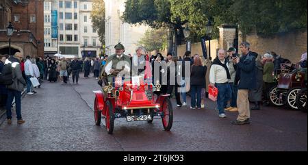 Participant 93 Red 1902 Covert London à Brighton Veteran car Run Concours Marlborough Road St James's London Banque D'Images