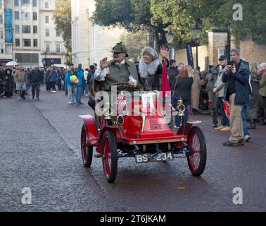 Participant 93 Red 1902 Covert London à Brighton Veteran car Run Concours Marlborough Road St James's London Banque D'Images