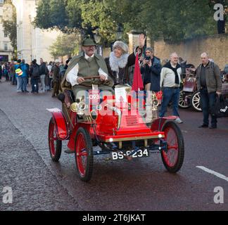 Participant 93 Red 1902 Covert London à Brighton Veteran car Run Concours Marlborough Road St James's London Banque D'Images