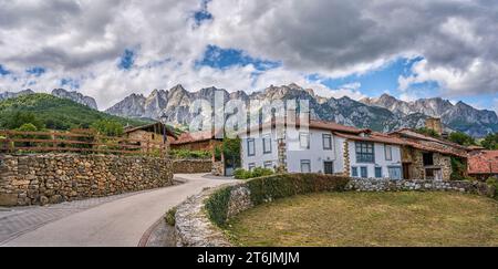 Mogrovejo est un petit village situé dans la municipalité de Camaleño. Déclaré bien d'intérêt culturel et site historique.European Peaks in the Banque D'Images