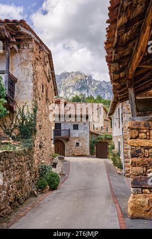 Village médiéval de Mogrovejo avec les sommets européens en arrière-plan.à Camaleño, Cantabrie, Espagne Banque D'Images