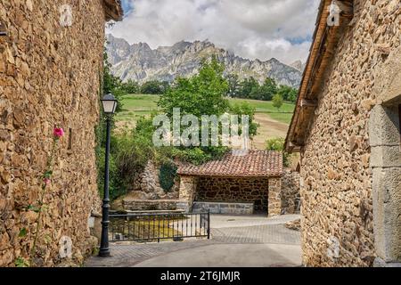 Mogrovejo blanchisserie et Picos de Europa en arrière-plan.Village déclaré bien d'intérêt culturel et site historique. Situé à Mogrovejo, Cantabr Banque D'Images
