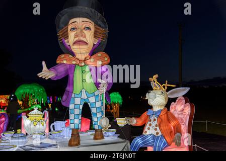 Longleat, Wiltshire, Royaume-Uni. 10 novembre 2023. Des lanternes chinoises géantes illuminées exposées au festival annuel de la lumière de Longleat dans le Wiltshire présentent des histoires célèbres pour enfants, dont le Lion, la sorcière et la garde-robe, Alice au pays des merveilles et le vent dans les saules. La Fête de la lumière aura lieu à des dates sélectionnées du 11 novembre 2023 au 7 janvier 2024. Crédit : Alison Eckett / Alamy Live News Banque D'Images